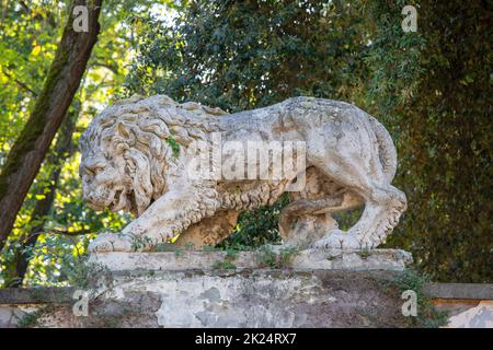 Rome, Italie - 10 octobre 2020: Jardins de la villa Borghèse, sculpture de lion de pierre Banque D'Images