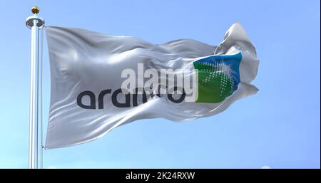Dhahran, sa, mars 2022 : le drapeau de la compagnie pétrolière Aramco qui agite dans le vent. Aramco est la compagnie nationale saoudienne d'hydrocarbures Banque D'Images