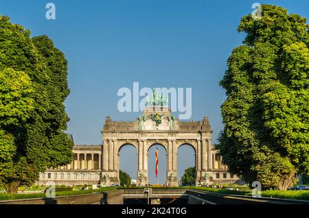 BRUXELLES, BELGIQUE - 21 AOÛT 2013 : vue sur l'Arc du Cinquantenaire construit en 1905, situé dans le Parc du Cinquantenaire (français pour le Parc du Banque D'Images