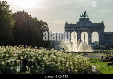 BRUXELLES, BELGIQUE - 21 AOÛT 2013 : vue sur l'Arc du Cinquantenaire construit en 1905, situé dans le Parc du Cinquantenaire (français pour le Parc du Banque D'Images