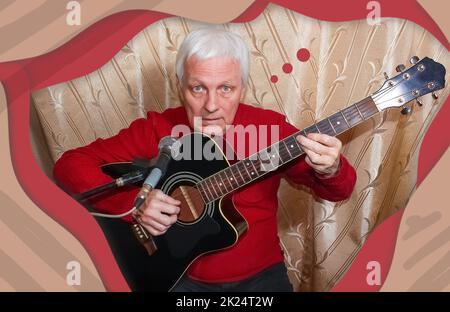 Homme senior assis avec une guitare enregistrant une piste dans un studio à domicile Banque D'Images