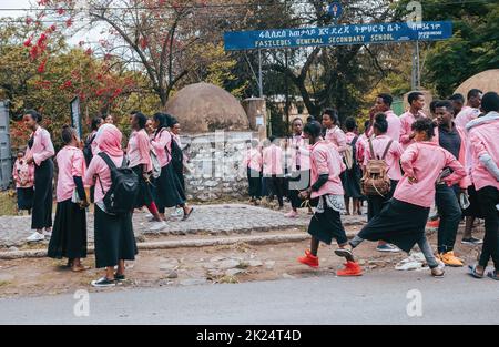 GONDAR, ÉTHIOPIE, AVRIL 22,2019, élèves éthiopiens en uniforme derrière l'école secondaire de Fasiledes à Gondar City. Gondar, Éthiopie, avril 22. 2019 Banque D'Images