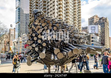 Colombe faite de clou noir, vue arrière, Art à Flatiron public Plaza, New York City pendant la journée d'hiver ensoleillée, les gens se tenant autour de prendre des photos et Banque D'Images