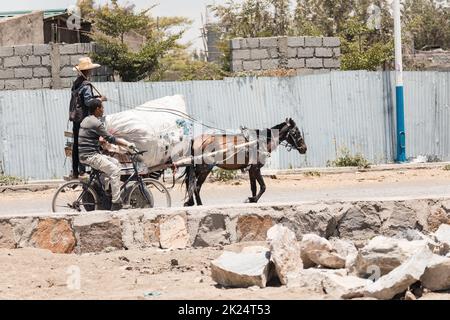 Ziway, région d'Oromia, Éthiopie - 16 mai 2019 : homme éthiopien assis sur une calèche dans la rue. Ziway, région d'Oromia, Éthiopie, Afrique Banque D'Images