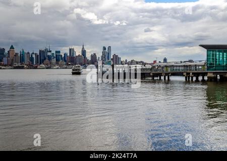 Port Imperial / Weehawken Ferry terminal à Hudson River, New Jersey avec ferry, vue latérale pendant la journée d'hiver nuageux, horizontal Banque D'Images