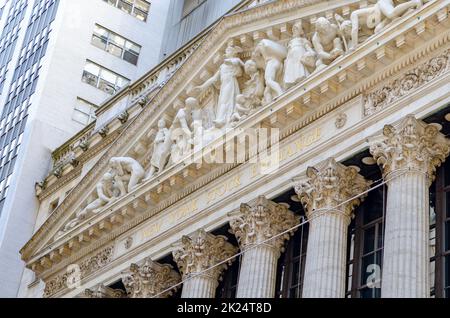 New York stock Exchange gros plan du toit et du lettrage doré au sommet du bâtiment, horizontal Banque D'Images