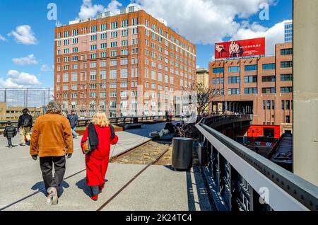 Les gens qui profitent du soleil au High Line Rooftop Park, New York City pendant la journée d'hiver ensoleillée, bureaux autour du parc, horizontal Banque D'Images