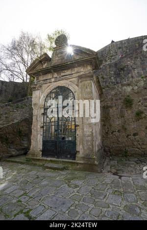 Porto, Portugal. Mars 2022. La petite ancienne chapelle Saint-Sébastien dans le centre-ville Banque D'Images