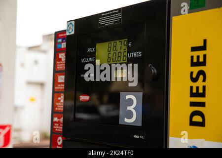 Plan horizontal de certaines pompes à carburant dans une station diesel. Banque D'Images