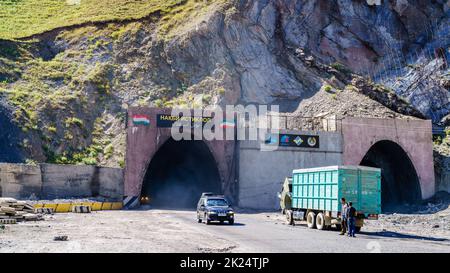 26 août 2016, tunnel de l'Anzob, Tadjikistan : sortie du tunnel de l'Anzob - partie de la route du col de l'Anzob traversant la chaîne de montagnes de Zarafshan au Tadjikistan Banque D'Images