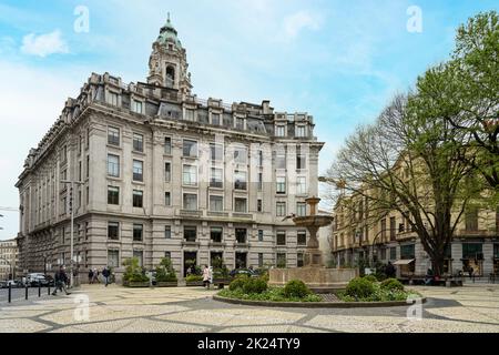 Porto, Portugal. Mars 2022. Vue sur la façade de l'hôtel de ville en centre ville Banque D'Images