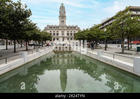 Porto, Portugal. Mars 2022. Vue sur la façade de l'hôtel de ville en centre ville Banque D'Images