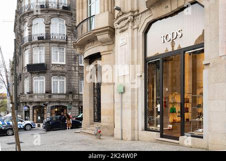 Porto, Portugal. Mars 2022. Vue extérieure de la boutique de luxe de la marque Burberry dans le centre-ville Banque D'Images