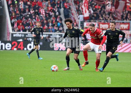 Vorbei an Leroy Sané (FC Bayern München) und Benjamin Pavard (FC Bayern München) zieht das Kraftpaket Christian Günter (Freiburg) in dieser Szene beim Banque D'Images