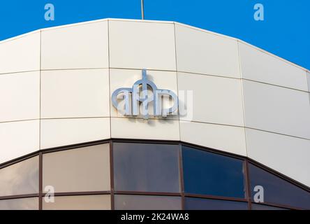 Anapa, Russie - 6 novembre 2021 : logo de la Caisse de retraite de la Fédération de Russie sur la façade du bâtiment, gros plan Banque D'Images