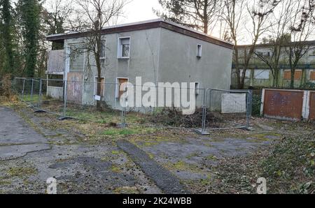 Ancien lieu perdu abandonné un complexe de logements pour conteneurs pour les réfugiés Banque D'Images