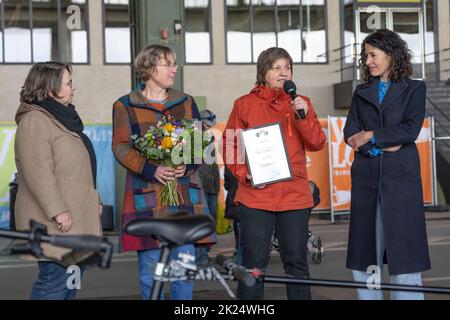 Au salon Vélo de l'aéroport de Tempelhof, Bettina Jarasch, sénateur de la mobilité, décerne deux projets avec le comité 'Fahrrad Berlin' 2022 Banque D'Images