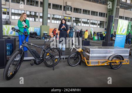 Au salon Vélo de l'aéroport de Tempelhof, Bettina Jarasch, sénateur de la mobilité, décerne deux projets avec le comité 'Fahrrad Berlin' 2022 Banque D'Images