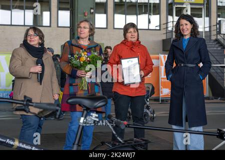 Au salon Vélo de l'aéroport de Tempelhof, Bettina Jarasch, sénateur de la mobilité, décerne deux projets avec le comité 'Fahrrad Berlin' 2022 Banque D'Images