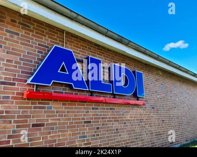 Neumuenster, Allemagne - 16. Avril 2022 : un grand logo bleu de la chaîne de rabais allemande Aldi sur un mur de briques Banque D'Images