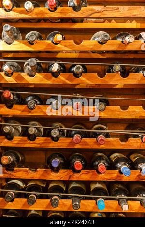 Stockés dans des bouteilles de vin étagères Banque D'Images