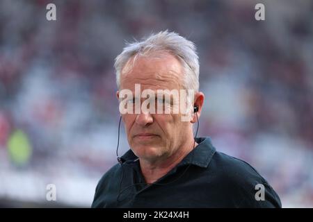 Entraîneur Christian Streich (Freiburg) vor dem Spiel der 1. FBL: 21-22: 30. Sptg. SC Freiburg contre VfL Bochum les RÉGLEMENTATIONS DFL INTERDISENT TOUTE UTILISATION DE PHOTOG Banque D'Images