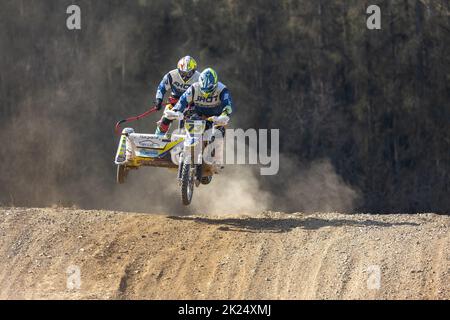 MOHELNICE, RÉPUBLIQUE TCHÈQUE - 16 AVRIL 2022. Les pilotes Hlava et Hrachovec sautent en moto dans le 'Championnat de la République Tchèque de Sidesarcross' Banque D'Images