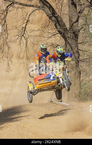 MOHELNICE, RÉPUBLIQUE TCHÈQUE - 16 AVRIL 2022. Photo verticale des cavaliers du side-cross sautant à moto dans le championnat 'Sidesarcross de Tchèque Banque D'Images