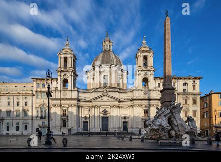 Rome, Italie - 3 avril 2022 : Eglise de Saint Agnes et fontaine des quatre fleuves (Fontana dei Quattro Fiumi) sur la Piazza Navona. Banque D'Images