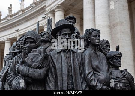 Rome, Italie - 2 avril 2022 : fragment du monument 'Angels unawares' dédié aux migrants et aux réfugiés du monde, par l'artiste canadien Timothy Banque D'Images