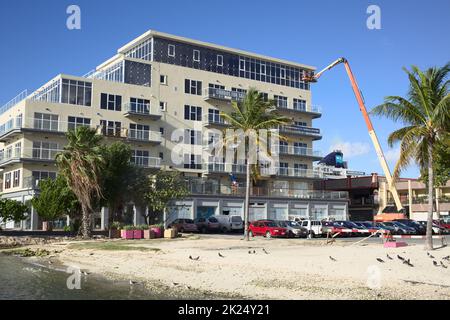 ORANJESTAD, ARUBA - 15 DÉCEMBRE 2020 : construction d'un immeuble d'appartements au terminal des bateaux de croisière d'Oranjestad, sur l'île d'Arub, dans les Caraïbes Banque D'Images