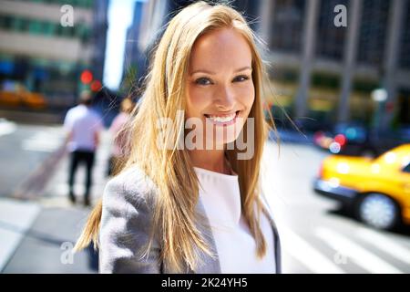 Une ville qui s'en lance aujourd'hui. Une photo courte d'une belle femme qui marche dans la ville dans la journée Banque D'Images