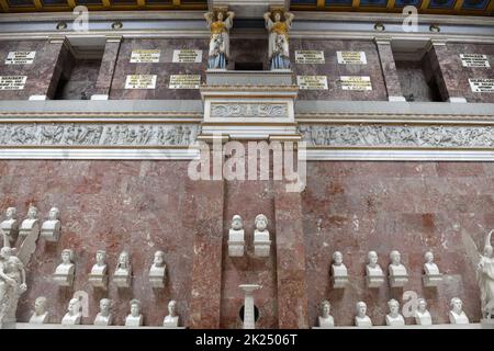 Gedenkstätte Walhalla in Bayern mit Marmorbüsten bedeutscher Persönlichkeiten - Walhalla Memorial en Bavière avec des bustes de marbre d'importance Banque D'Images