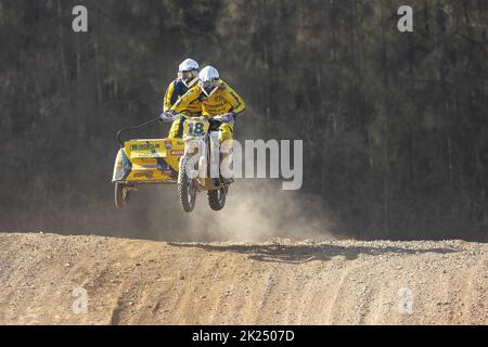 MOHELNICE, RÉPUBLIQUE TCHÈQUE - 16 AVRIL 2022. Les coureurs de fond de l'équipe d'Herclik sautent à moto dans le championnat 'Sidesarcross de Tchèque Banque D'Images