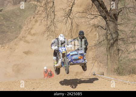 MOHELNICE, RÉPUBLIQUE TCHÈQUE - 16 AVRIL 2022. Les équipes de deux motos de Sideccross sautent ensemble dans le championnat 'Sidesarcross du Republ tchèque Banque D'Images