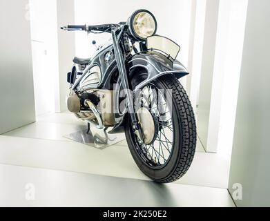 Munich, Allemagne, 29 septembre 2015 : 1937 BMW R7 Classic Motorcycle au musée BMW de Munich, Allemagne Banque D'Images