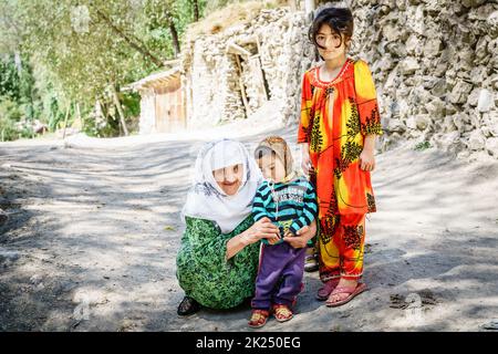 26 août 2016, village de Margib, Tadjikistan : enfants locaux avec leur grand-mère dans un petit village de la région de Yaghnob au Tadjikistan Banque D'Images