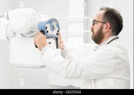 Médecin exploitant un appareil à rayons X dans le service de radiologie. Photographie de haute qualité. Banque D'Images