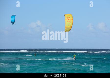 BOCA GRANDI, ARUBA - 17 DÉCEMBRE 2020: Kitesurfers à la plage de Boca Grandi sur la côte sud-est de l'île des Caraïbes d'Aruba, près de la ville Banque D'Images