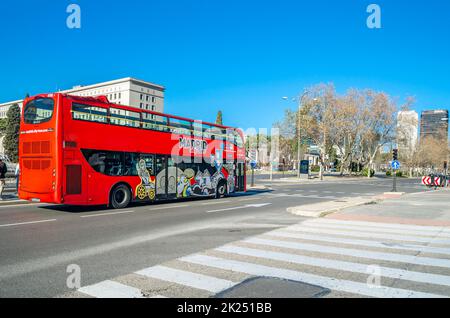 MADRID, ESPAGNE - 12 JANVIER 2022 : bus touristique sur le Paseo de la Castellana à Madrid, Espagne Banque D'Images