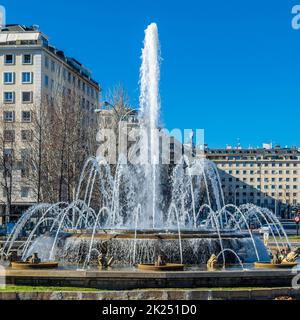 Belle fontaine sur le Paseo de la Castellana à Madrid, Espagne Banque D'Images