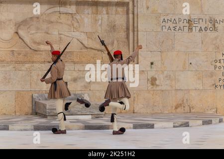 ATHÈNES, GRÈCE - MAI 06 2022: Gardes cérémoniels présidentiels - Evzones à la tombe du Soldat inconnu devant le Parlement grec, Athènes, GR Banque D'Images