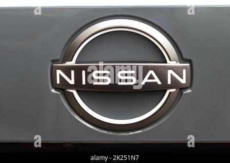 WETZLAR, ALLEMAGNE 2022-04-23: Logo Nissan sur une voiture. Nissan est un constructeur automobile multinational japonais. Banque D'Images