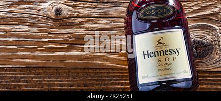 POZNAN, POL - APR 13, 2022 : bouteille de Hennessy, une marque de célèbre cognac de Cognac, France Banque D'Images