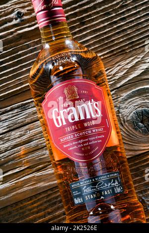 POZNAN, POL - APR 13, 2022 : bouteille de whisky de Grant, le plus ancien mélange de whisky familial, en bouteille par William Grant & Sons en Écosse, actuellement s. Banque D'Images