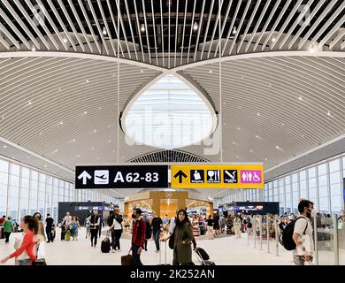 Rome, Italie, mai 2022: Personnes marchant dans le nouveau hall de départ de l'aéroport Leonardo Da Vinci à Fiumicino, Rome Banque D'Images