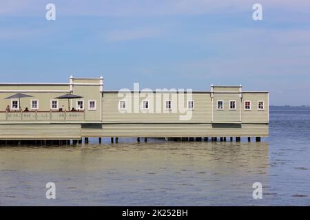 Malmo, Suède - 24 juin 2019: Ribersborgs bain en plein air également connu sous le nom de Ribban, personnes assises sur la terrasse. Le bâtiment historique est situé dans le Banque D'Images