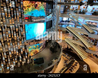 Miami, Etats-Unis - 29 avril 2022: Intérieur de l'atrium dans le nouveau navire de croisière ou nouveau navire amiral de MSC Seashore, le plus grand navire de croisière construit en Italie. Banque D'Images