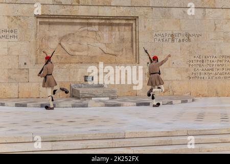 ATHÈNES, GRÈCE - MAI 06 2022: Gardes cérémoniels présidentiels - Evzones à la tombe du Soldat inconnu devant le Parlement grec, Athènes, GR Banque D'Images