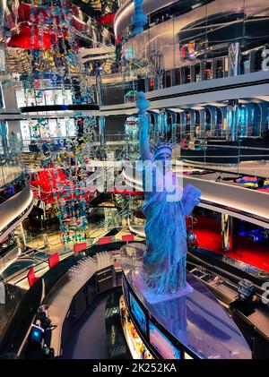 Miami, Etats-Unis - 29 avril 2022: Intérieur de l'atrium dans le nouveau navire de croisière ou nouveau navire amiral de MSC Seashore, le plus grand navire de croisière construit en Italie. Banque D'Images